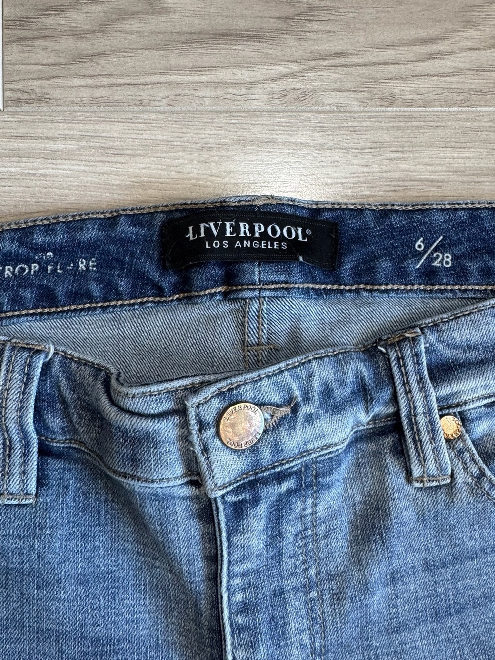 Liverpool The Crop Flare Jeans 6/28 Dramatic Frayed Step Hem Light Wash Denim - Picture 2 of 9